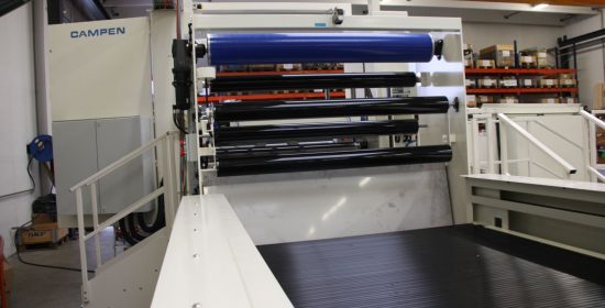 Surface winder with accumulator