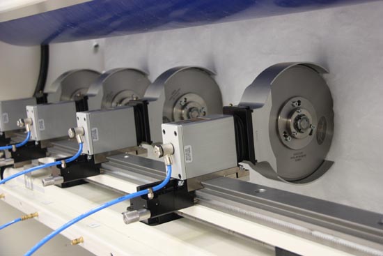 How to slit sensitive textiles and nonwoven materials